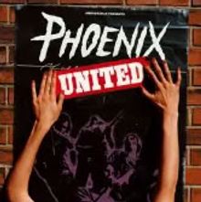 "PHOENIX" in weiß, "UNITED" in rot-weißem Banner. Hände heben ein Poster vor einer Ziegelwand hoch.