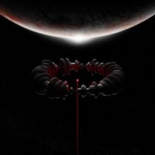 Tiefschwarzer Raum mit kreisförmigem Raumschiff, rotem Laserstrahl und finsterem Planeten.