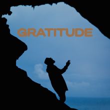Text "GRATITUDE" in Braun. Eine Silhouette einer Person in einer Höhle, die zum Himmel blickt.