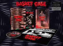 "Basket Case" in roter Horrorschrift. DVD, Blu-ray und Poster zeigen gruselige Motive in einem düsteren, unheimlichen Stil.