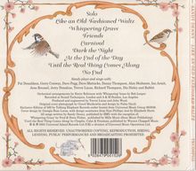 Eine Liedliste und Künstlerdetails in einem zarten, floralen Rahmen mit zwei Vögeln.