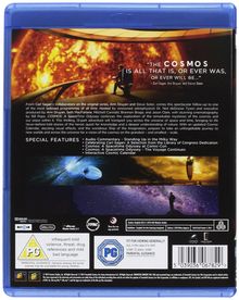 Texte: "THE COSMOS IS ALL THAT IS, OR EVER WAS, OR EVER WILL BE..." - Carl Sagan. Darstellung kosmischer Szenerien.