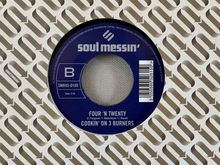 Schallplatte mit blauem Label, Text aus: „soul messin'“, „Four 'N Twenty“, „Cookin' On 3 Burners“, Zeit: 3:10.
