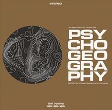Text: "PSYCHOGEOGRAPHY"
Illustration: Kreisförmiges Topografisches Muster auf braunem Hintergrund.