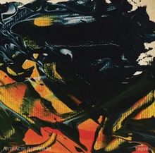 Abstrakte, dunkle, wellenartige Formen in Schwarz, mit darunterliegenden orange-gelben Farbakzenten. Farbwellen bewegen sich diagonal.