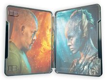 Ein Mensch links mit orangefarbenem Hintergrund und ein reptilienartiges Wesen rechts vor blauem Hintergrund in einer Hülle.