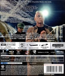 Texte über das Werk und technische Details. Im Hintergrund sieht man zwei Personen. Eine Person trägt eine Jacke, die andere eine Mütze.