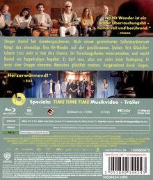 "No Hit Wonder ist ein echter Überraschungshit – humorvoll und berührend." - CINEMA. Ein Sänger muss andere durch Singen glücklich machen. Im unteren Bereich eine Gruppe posierender Menschen.