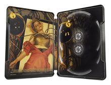 Text: "Made in Denmark". Eine Illustration zeigt eine Frau in rotem Kleid und goldener Rüstung, verbunden mit Kabeln.