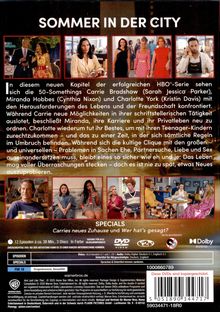"Sommer in der City" ist oben auf einer DVD-Hülle. Im Text wird eine HBO-Serie beschrieben, in der die Charaktere Carrie, Miranda und Charlotte Herausforderungen meistern. Includes Bilder der Figuren in verschiedenen Szenen. Unten "SPECIALS: Carries neues Zuhause und Wer hat's gesagt?".