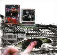 Logo "Klang Onstage" und bunte Illustration mit Schmetterling auf einem Finger, darunter Barcode und Adresse.