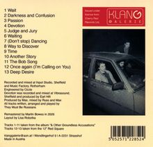 Text: Liste von 13 Liedtiteln, Credits und Produktionsdetails. Rechts ist ein Schwarz-Weiß-Foto von Personen in einem Auto.