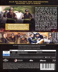 "Alle 22 Folgen der dreizehnten Staffel auf 5 Discs! Bonusmaterial: Crossover-Episoden von Chicago P.D. und Chicago MED." Feuerwehrleute in Aktion.