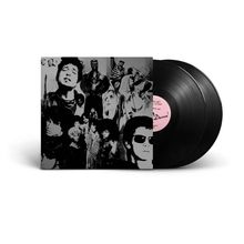Ein Schallplattencover zeigt schwarz-weiße Porträts mehrerer Personen mit einer Schallplatte daneben.