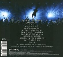 Songliste, darunter: BACK TO THE STACK, PRESSURE, A.S.S.H.O.L.E. Silhouette eines Sängers auf der Bühne mit blauem Licht.