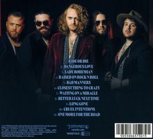 Texte: 1. RIDE OR DIE, 2. DANGEROUS LOVE, 3. LADY BOHEMIAN. Fünf Männer in eleganter Kleidung stehen zusammen.