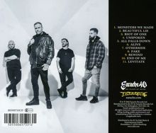 Eine Titelliste von elf Songs, daneben vier Männer in schwarzer Kleidung auf hellem Hintergrund.