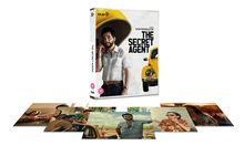 „THE SECRET AGENT“ in Großbuchstaben auf einem DVD-Cover. Ein Mann lehnt an einem gelben Auto. Verschiedene Filmszenen darunter.