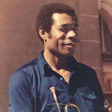 „A BYG Production“ steht unten. Ein Mann im blauen Hemd hält eine Trompete und blickt lächelnd nach vorn.