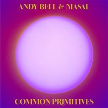 Oben: "ANDY BELL & MASAL". Unten: "COMMON PRIMITIVES". Leuchtender Kreis vor violettem Hintergrund.