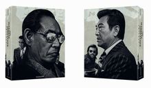 JAPANESE CRIME FILM THE POSTER. Zwei Männer im Anzug, ernst blickend, zusammen mit kleineren Figuren in einem stilisierten Design.