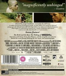 "magnificently unhinged" – Deadline. Eine kahle Frau, zwei Männer im Wald, ein Mann mit Bart. Details zu Film und Bonusmaterial. Altersfreigabe 15.