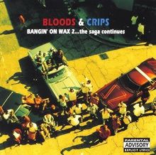 "Bloods & Crips", "Bangin' on Wax 2... the saga continues". Menschen stehen um Autos in einer Straßenszene. Parental Advisory-Logo.
