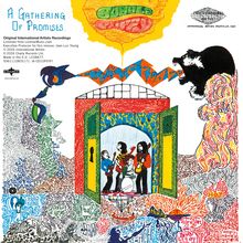 "A Gathering of Promises" – Buntes, wirres Design mit Band in einem offenen Raum, bunter Schrift u. einem schwarzen Bärenkopf.