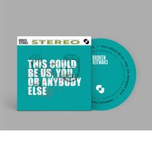 "This could be us, you or anybody else" in weißen Buchstaben auf türkisfarbenem Hintergrund; minimalistischer Stil.