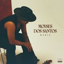 Text: "MOYSES DOS SANTOS MARIA". Ein Mann mit schwarzem Hut sitzt, seine Hände ruhen auf den Knien.