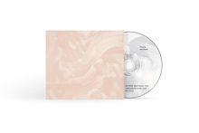 Text: "Peace Anthems". Eine CD mit einem schlichten, beige-weißen Coverdesign in Pinselstrich-Optik.