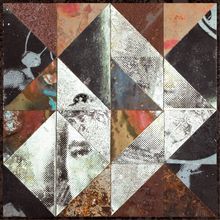 Das Bild ist eine abstrakte Illustration aus dreieckigen Mustern und fragmentarischen Gesichtern in erdigen und metallischen Farben.