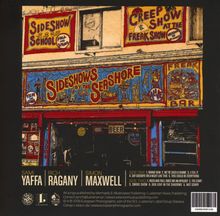 Vielfarbige Jahrmarktstände mit Schildern: "Sideshow School", "Creep Show at the Freak Show", "SIDESHOWS BY THE SEASHORE".