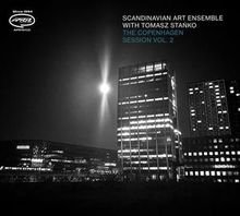 Scandinavian Art Ensemble mit Tomasz Stańko, The Copenhagen Session Vol. 2. Nachtszene mit beleuchteten Gebäuden.
