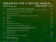 "Dreaming for a Better World...", Werke von Enjott Schneider, Stücktitel mit ID-Nummern und Zeiten. Grünlicher Hintergrund.