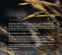 "Tears to Pearls" und eine Erzählung über Musik, Heilung und Tradition, mit einem Zitat von Maria Kalaniemi auf verschwommener Natur.