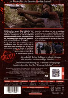 Texte: „Ein kraftvolles und berauschendes Erlebnis!“, „UNCUT!“, „Ein packender Action-Thriller“, „Arisaka“. 

Beschreibung: Eine Frau im Dschungel hält eine Pistole.