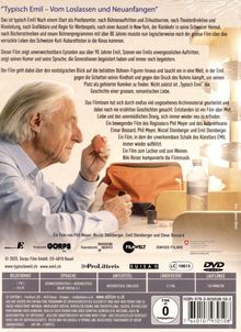 "Typisch Emil – Vom Loslassen und Neuanfangen" beschreibt Emil Steinbergers Leben. Links: Ein älterer Mann mit weißem Haar hält ein rotes Ei. 