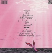 Liste mit fantastischen Begriffen auf rosa Hintergrund. Fischflosse ragt aus den Wellen.