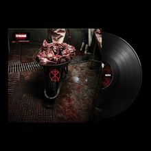 Text: "TOTHEGRAVE" oben links. Szene in einem Schlachthaus, blutiger Boden, Schubkarre mit Fleisch, Person in Gummistiefeln. Vinyl rechts.