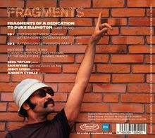 "FRAGMENTS: Fragments of a Dedication to Duke Ellington" steht groß über Infos zu einer Jazz-CD. Eine Person zeigt an eine Ziegelwand.