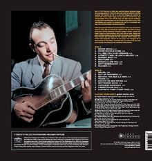 Texte: "Minor Swing", "Honeysuckle Rose", "Nuages". Ein Mann spielt Gitarre, trägt Anzug, raucht. Tribute an Jazzfotografen.