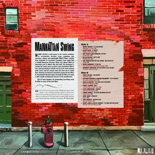 Manhattan Swing. Eine Trackliste mit zwei Seiten von Jazz-Künstlern. Rote Backsteinmauer, hydrant, grüne Tür.