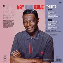 "NAT KING COLE THE HITS" oben rechts, viele Songtitel darunter. Ein Mann mit gefaltetem Arm lächelt freundlich.