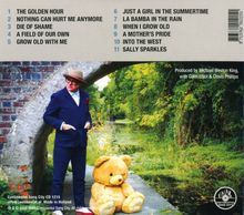 Album-Titel, Songliste 1-11. Ein Mann mit Hut steht neben einem großen Teddybär vor einem Steinbogen an einem bewachsenen Fluss.