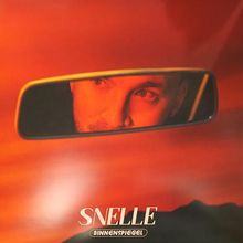 Text: "SNELLE BINNENSPIEGEL". Ein Gesicht im Rückspiegel vor einem orangefarbenen Hintergrund.