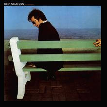 Texte: "BOZ SCAGGS", "SILK DEGREES". 

Illustration: Mann auf grüner Bank am Meer, Hand am Rand.