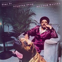 Text: "Time Is Slipping Away", "Dexter Wansel". Mann im Sessel in lila Anzug mit Hund und Pflanze im Hintergrund.