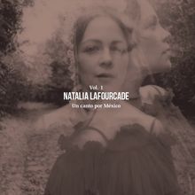 Vol. 1, NATALIA LAFOURCADE, Un canto por México. Doppelte Frau im Vordergrund, unscharfer Wald im Hintergrund.