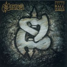 "SAXON" oben links, "SOLID BALL OF ROCK" oben rechts; großes, in Stein gemeißeltes Logo dominiert die Mitte.